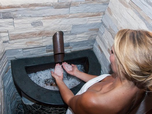 Erfrischung am Eisbrunnen im Spa des Hotel Daniel