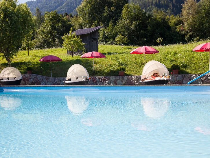 Beheiztes Freischwimmbad im Hotel Daniel im Ötztal