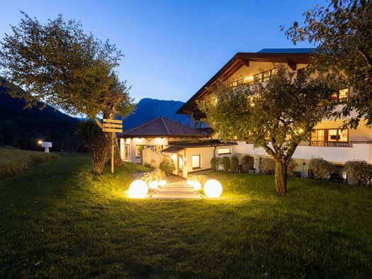 Das Hotel Daniel in Sautens im Ötztal bei Nacht