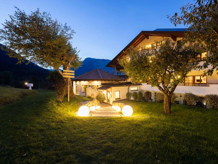 Das Hotel Daniel in Sautens im Ötztal bei Nacht