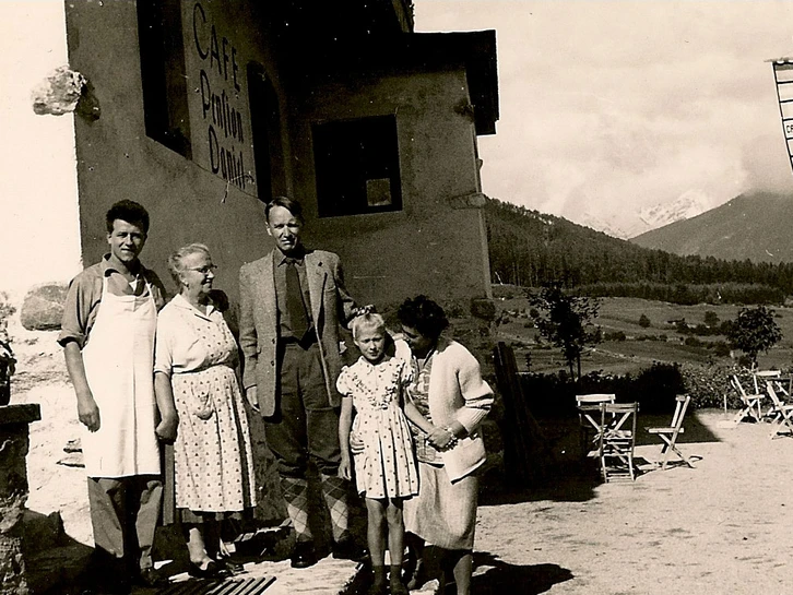 Familie Pohl vor dem Hotel Daniel in Sautens im Ötztal